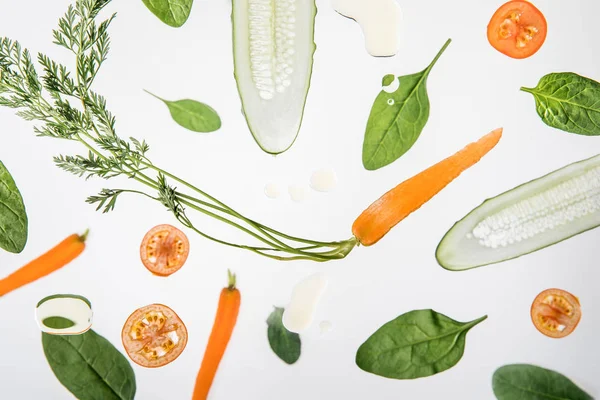 Säsongens Mogna Skivade Grönsaker Grå Bakgrund Med Vatten Bubblor — Stockfoto