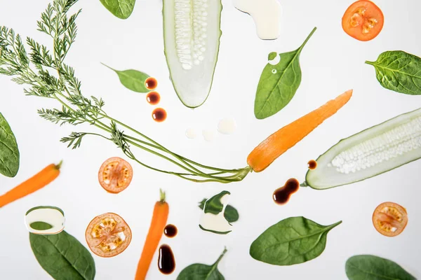 Säsongens Mogna Skivade Grönsaker Grå Bakgrund Med Vatten Bubblor Och — Stockfoto