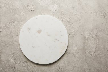 Yuvarlak mermer tepsi üstten görünüm dokulu yüzeyi