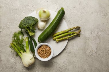 Gri dokulu yüzeyi sebze ve tohum Üstten Görünüm