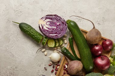 Ahşap tepsi üzerinde sebze ve fasulye Üstten Görünüm