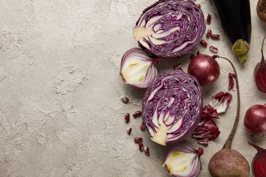 Sebze ve fasulye gri dokulu yüzeyi düz yatırın