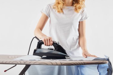 Gri üzerinde izole mavi gömlek Ütü kız kırpılmış görünümü