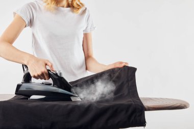 Gri üzerinde izole demir Ütü giysileri ile kadının kısmi görünümü