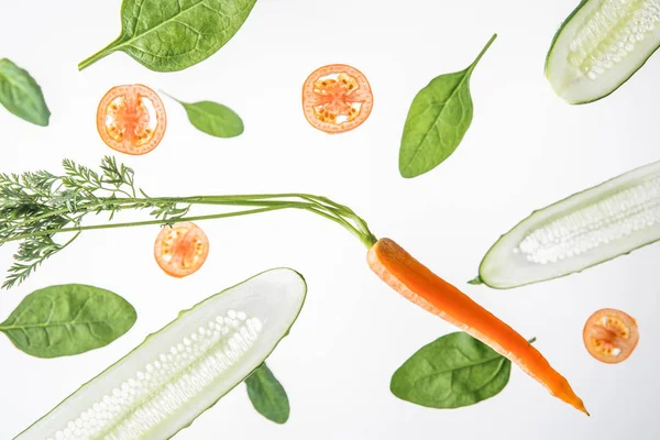 Gurkenscheiben Tomaten Karotten Und Spinatblätter Auf Grauem Hintergrund — Stockfoto