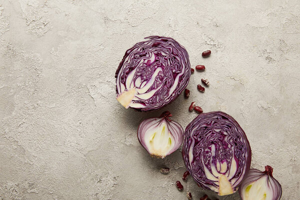 Верхний вид овощей и бобов на текстурированной поверхности
