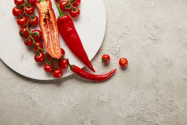 Vue Dessus Des Piments Tomates Cerises Haricots Sur Surface Texturée — Photo