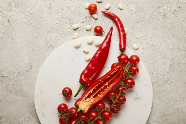 Vista Superior Chiles Tomates Cherry Frijoles Superficie Texturizada — Foto de Stock