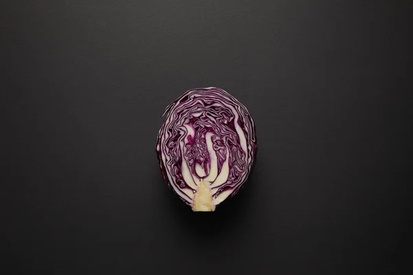 黑色表面切割红卷心菜的顶视图 — 图库照片