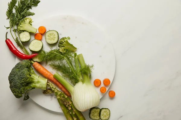 Flat Lay Whole Cut Vegetables White Surface — Stock Photo, Image