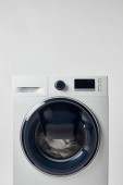 Modern mosógép, szürkére szigetelt fekete kijelzővel