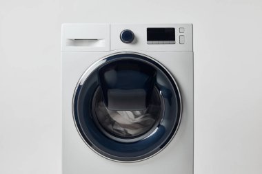Gri renkte izole siyah ekran ile modern çamaşır makinesi