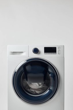 Gri renkte izole siyah ekran ile modern çamaşır makinesi