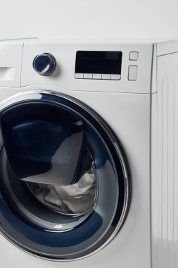 Gri renkte izole siyah ekran ile modern çamaşır makinesi