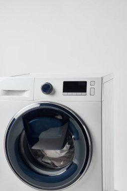 Gri renkte izole siyah ekran ile modern çamaşır makinesi