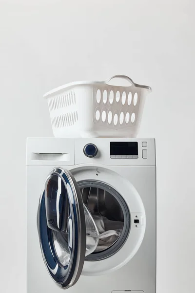 Machine Laver Avec Panier Linge Isolé Sur Gris — Photo