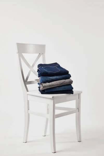 Ξύλινη Καρέκλα Διπλωμένο Τζιν Παντελόνι Λευκό — Φωτογραφία Αρχείου