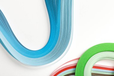 Beyaz arka plan üzerinde dalgalı gökkuşağı kağıt satır Üstten Görünüm