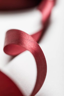 gri arka plan üzerinde ipek dalgalı bordo Şerit'in yakın çekim