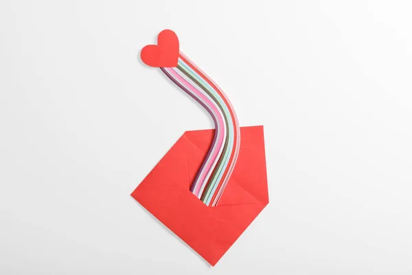 Vista Superior Envelope Vermelho Com Arco Íris Multicolorido Sinal Coração — Fotografia de Stock