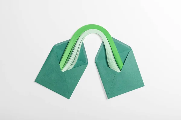 Вид Сверху Зеленые Бумажные Конверты Разноцветной Радугой Сером Фоне — стоковое фото