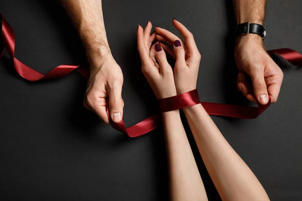 Beskurna Visa Man Knyta Röda Sidenband Kvinnliga Händer — Stockfoto