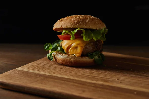 Hambúrguer Carne Saboroso Fresco Com Queijo Vegetação Tábua Corte Madeira — Fotografia de Stock