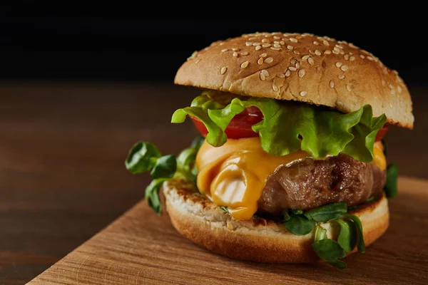 Close Hambúrguer Carne Saborosa Com Queijo Vegetação Tábua Corte Madeira — Fotografia de Stock