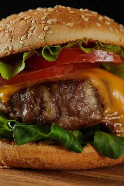 Primo Piano Delizioso Hamburger Carne Con Formaggio Verde Pomodori — Foto Stock