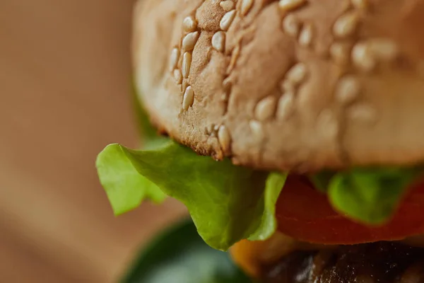 Close Van Heerlijke Hamburger Met Sesam Bun Groen — Stockfoto