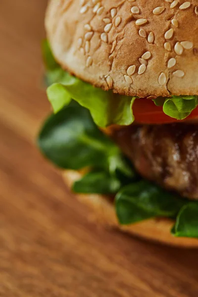 Foco Seletivo Pão Com Gergelim Delicioso Hambúrguer Carne Com Vegetação — Fotografia de Stock