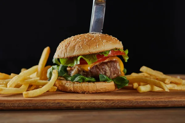 Kniv Läcker Kött Hamburgare Med Ost Grönska Och Sesam Nära — Stockfoto