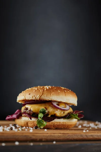 Tempero Delicioso Hambúrguer Com Carne Queijo Cebola Fundo Escuro — Fotografia de Stock