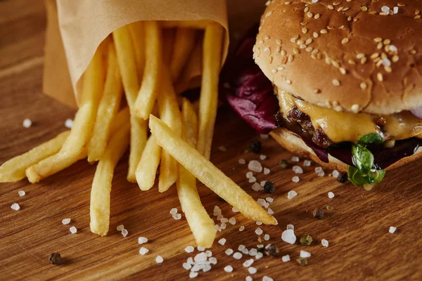 Sól Frytki Pyszne Burger Mięsem Powierzchni Drewnianej — Zdjęcie stockowe