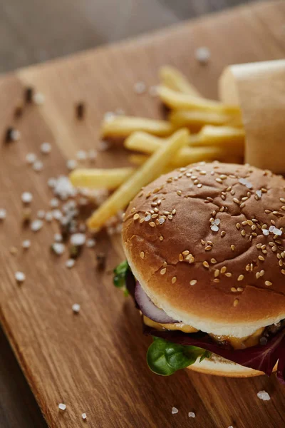 Selektivní Zaměření Soli Pepř Hranolky Čerstvý Lahodný Burger Dřevěné Ploše — Stock fotografie