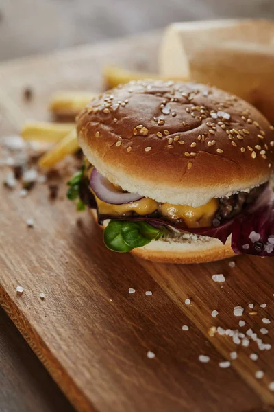 Αλάτι Πιπέρι Τηγανητές Πατάτες Και Φρέσκο Νόστιμο Burger Ξύλινη Επιφάνεια — Φωτογραφία Αρχείου