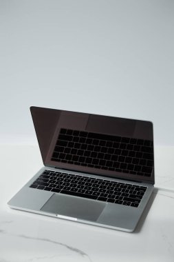 siyah klavye ve beyaz yüzey üzerinde boş ekran ile Laptop gri izole