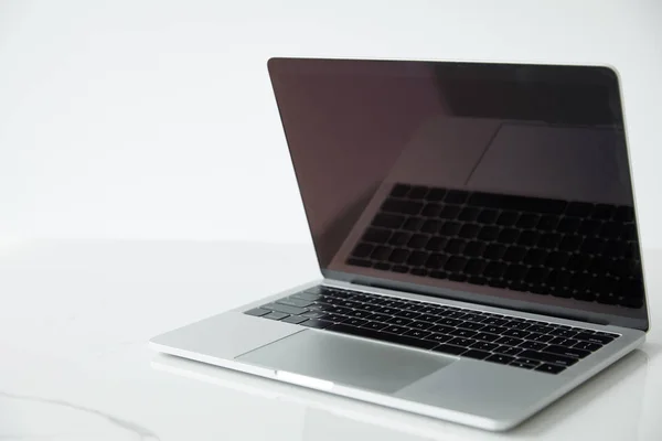 Laptop Met Leeg Scherm Zwart Toetsenbord Wit Oppervlak Geïsoleerd Wit — Stockfoto