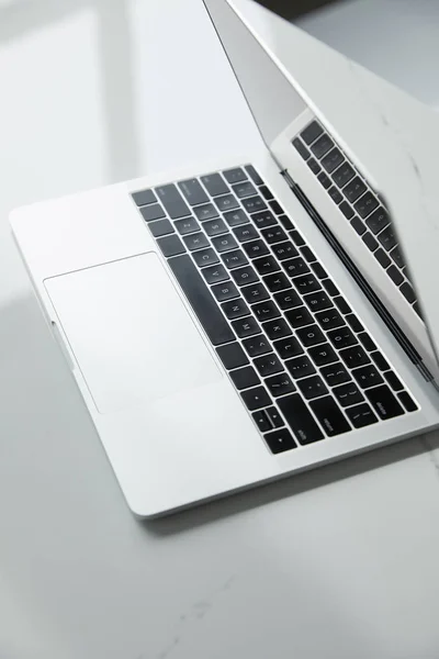 Enfoque Selectivo Computadora Portátil Con Teclado Negro Mesa Blanca — Foto de Stock