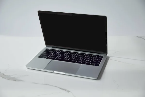 Laptop Com Tela Branco Teclado Preto Superfície Mármore Branco Isolado — Fotografia de Stock