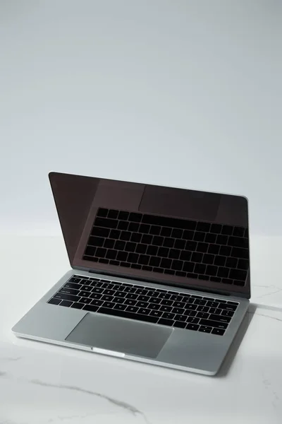 Laptop Czarną Klawiaturą Pustym Ekranem Białym Podłożu Szarym — Zdjęcie stockowe