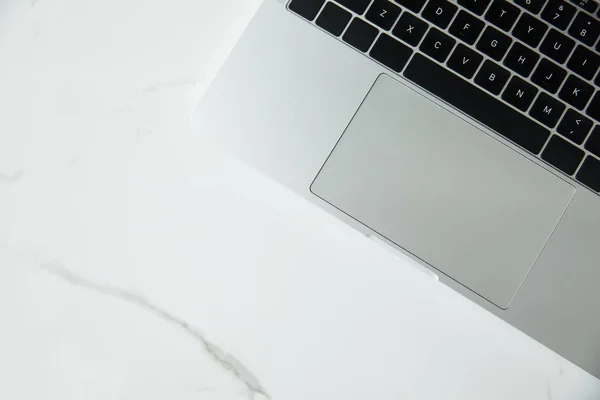 Вид Ноутбук Черной Клавиатурой Поверхности Белого Мрамора — стоковое фото