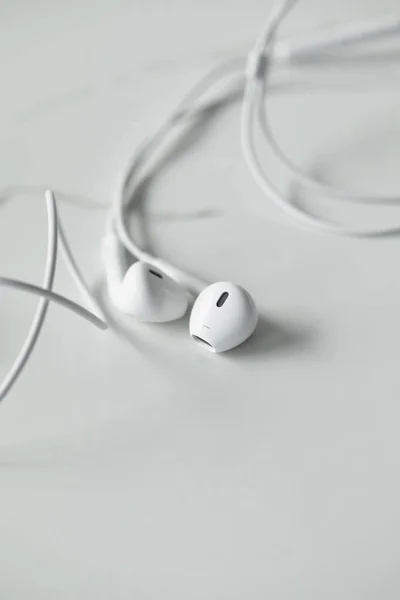 Selective Focus White Wired Earphones White Surface Copy Space — Stock Photo, Image