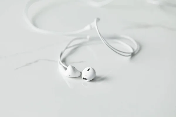 Επιλεκτική Εστίαση Των Λευκών Ενσύρματων Ακουστικών Λευκή Επιφάνεια Χώρο Αντιγραφής — Φωτογραφία Αρχείου