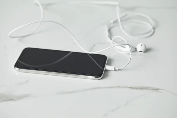 Foco Seletivo Smartphone Com Fones Ouvido Conectados Superfície Mármore Branco — Fotografia de Stock