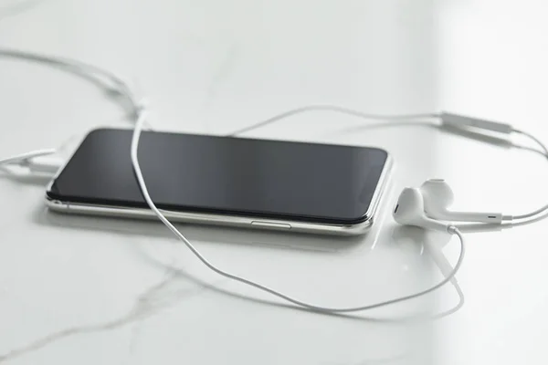 Επιλεκτική Εστίαση Του Smartphone Κενή Οθόνη Και Ενσύρματα Ακουστικά Λευκή — Φωτογραφία Αρχείου