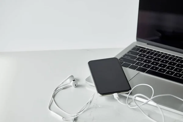 Laptop Smartphone Con Auriculares Conectados Aislados Gris — Foto de Stock