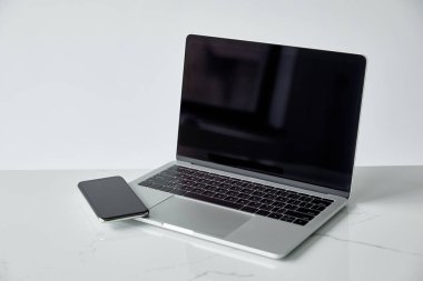 dizüstü ve boş ekran ile akıllı telefon kopya alanı ile gri izole