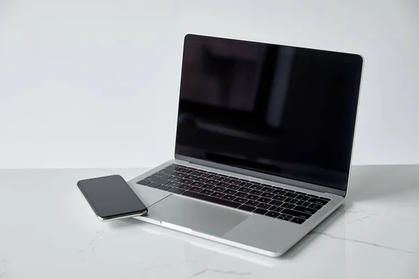 Laptop Smartphone Met Leeg Scherm Geïsoleerd Grijs Met Kopieerruimte — Stockfoto