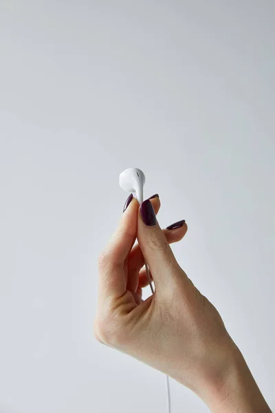 Μερική Όψη Της Γυναίκας Που Κρατά Λευκά Ακουστικά Απομονωμένα Γκρι — Φωτογραφία Αρχείου